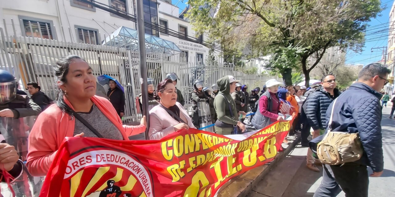 El Magisterio va al paro: Exigen incremento salarial mientras la calidad educativa boliviana sigue aplazada