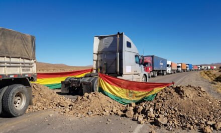 El millonario deporte nacional: Bolivia pierde $us 50 millones al día por bloqueos mientras se celebran «cumbres»